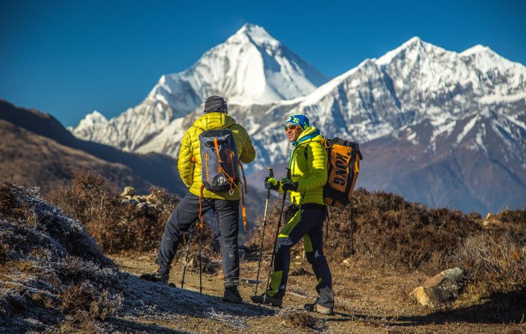 2 alpinistes discutant devant des montagnes